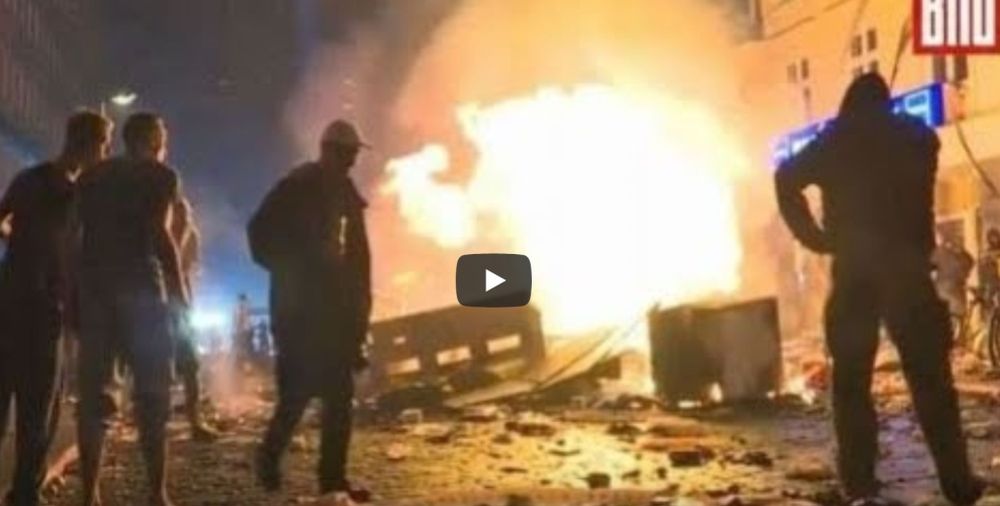 G20-Terror in Hamburg - Brennende Stra&szlig;enz&uuml;ge neben Politiker-Kokon / 08.07.2017 ('BILD'-Video)